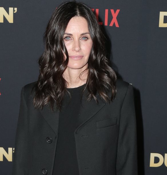 &#x397; Courteney Cox &#x3B5;&#x3C0;&#x3AD;&#x3C3;&#x3C4;&#x3C1;&#x3B5;&#x3C8;&#x3B5; &#x3C3;&#x3C4;&#x3BF; &#x3C3;&#x3C4;&#x3BF;&#x3CD;&#x3BD;&#x3C4;&#x3B9;&#x3BF; &#x3C4;&#x3C9;&#x3BD; Friends | &#x397; &#x3AD;&#x3BA;&#x3C0;&#x3BB;&#x3B7;&#x3BE;&#x3B7; &#x3C3;&#x3C4;&#x3BF;&#x3C5;&#x3C2; fans &#x3BC;&#x3AD;&#x3C3;&#x3B1; &#x3C3;&#x3C4;&#x3BF; Central Perk