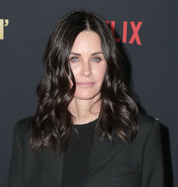 &#x397; Courteney Cox &#x3BC;&#x3B5;&#x3C4;&#x3B1;&#x3BC;&#x3BF;&#x3C1;&#x3C6;&#x3CE;&#x3B8;&#x3B7;&#x3BA;&#x3B5; &#x3C3;&#x3C4;&#x3BF; &#x3B1;&#x3C0;&#x3CC;&#x3BB;&#x3C5;&#x3C4;&#x3BF; &#x27;Gen Z&#x27; &#x3BA;&#x3BF;&#x3C1;&#x3AF;&#x3C4;&#x3C3;&#x3B9;