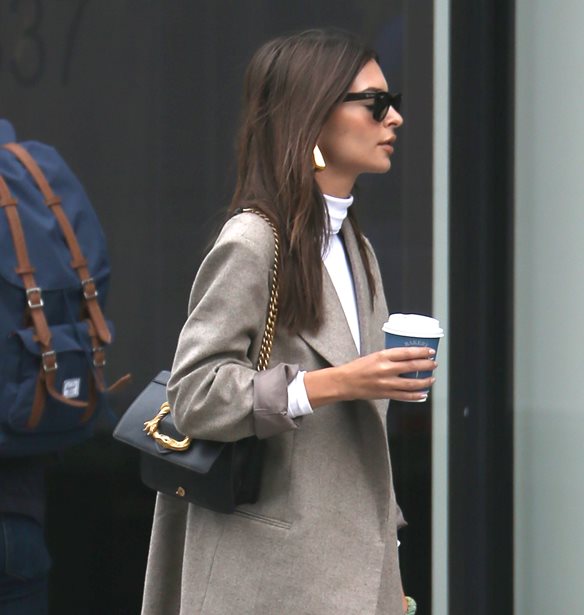 To &#x3C4;&#x3AD;&#x3BB;&#x3B5;&#x3B9;&#x3BF; outfit &#x3C4;&#x3B7;&#x3C2; Emily Ratajkowski &#x3B3;&#x3B9;&#x3B1; &#x3C4;&#x3B9;&#x3C2; &#x3C6;&#x3B8;&#x3B9;&#x3BD;&#x3BF;&#x3C0;&#x3C9;&#x3C1;&#x3B9;&#x3BD;&#x3AD;&#x3C2; &#x3B7;&#x3BC;&#x3AD;&#x3C1;&#x3B5;&#x3C2;