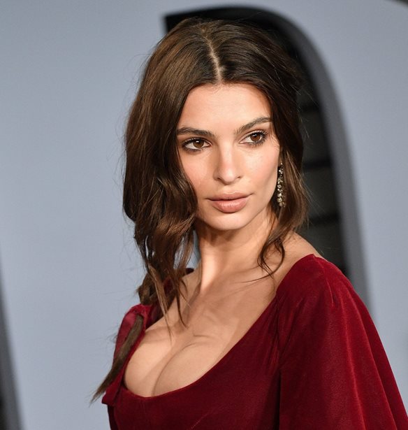 Emily Ratajkowski | &#x395;&#x3AF;&#x3BD;&#x3B1;&#x3B9; &#x3AD;&#x3B3;&#x3BA;&#x3C5;&#x3BF;&#x3C2;;