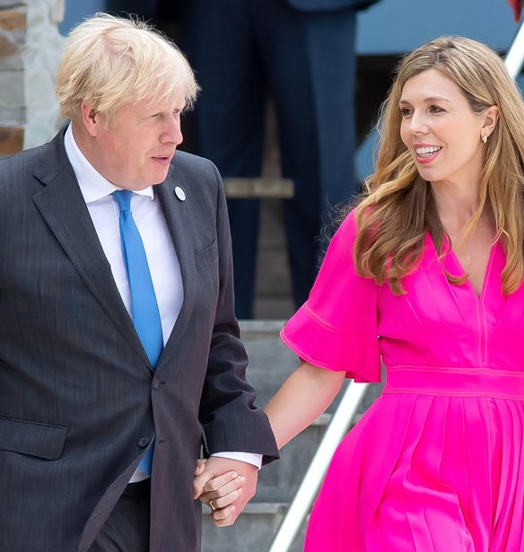 Boris Johnson | &#x389;&#x3C0;&#x3B9;&#x3B5; &#x3AD;&#x3BD;&#x3B1; &#x3BA;&#x3C1;&#x3B1;&#x3C3;&#x3AF; &#x3BC;&#x3B5; &#x3C4;&#x3B7; &#x3BD;&#x3AD;&#x3B1; &#x3BD;&#x3C4;&#x3B1;&#x3BD;&#x3C4;&#x3AC; &#x3C4;&#x3C9;&#x3BD; &#x3C0;&#x3B1;&#x3B9;&#x3B4;&#x3B9;&#x3CE;&#x3BD; &#x3BA;&#x3B1;&#x3B9; &#x3B7; &#x3C3;&#x3CD;&#x3B6;&#x3C5;&#x3B3;&#x3CC;&#x3C2; &#x3C4;&#x3BF;&#x3C5; &#x3C4;&#x3B7;&#x3BD; &#x3B1;&#x3C0;&#x3AD;&#x3BB;&#x3C5;&#x3C3;&#x3B5;