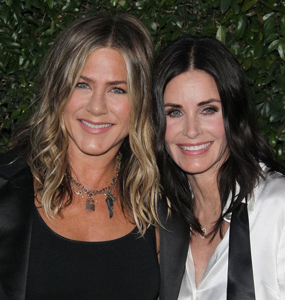 Jennifer Aniston- Courteney Cox | &#x3A6;&#x3CC;&#x3C1;&#x3B5;&#x3C3;&#x3B1;&#x3BD; T-shirts &#x3BC;&#x3B5; &#x3C4;&#x3B7;&#x3BD; &#x3C0;&#x3B9;&#x3BF; &#x3C3;&#x3C5;&#x3B3;&#x3BA;&#x3B9;&#x3BD;&#x3B7;&#x3C4;&#x3B9;&#x3BA;&#x3AE; &#x3C3;&#x3C4;&#x3B9;&#x3B3;&#x3BC;&#x3AE; &#x3B1;&#x3C0;&#x3CC; &#x3C4;&#x3B1; &#x2018;&#x3A6;&#x3B9;&#x3BB;&#x3B1;&#x3C1;&#x3AC;&#x3BA;&#x3B9;&#x3B1;&#x2019;