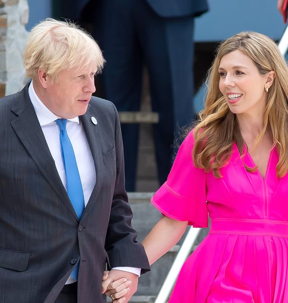 Carrie Johnson | &#x3A3;&#x3C4;&#x3BF; &#x3C0;&#x3BB;&#x3B5;&#x3C5;&#x3C1;&#x3CC; &#x3C4;&#x3BF;&#x3C5; &#x3C3;&#x3C5;&#x3B6;&#x3CD;&#x3B3;&#x3BF;&#x3C5; &#x3C4;&#x3B7;&#x3C2;, Boris Johnson, &#x3BC;&#x3B1;&#x3B6;&#x3AF; &#x3BC;&#x3B5; &#x3C4;&#x3B7;&#x3BD; 7 &#x3BC;&#x3B7;&#x3BD;&#x3CE;&#x3BD; &#x3BA;&#x3CC;&#x3C1;&#x3B7; &#x3C4;&#x3BF;&#x3C5;&#x3C2; &#x3C4;&#x3B7; &#x3C3;&#x3C4;&#x3B9;&#x3B3;&#x3BC;&#x3AE; &#x3C4;&#x3B7;&#x3C2; &#x3C0;&#x3B1;&#x3C1;&#x3B1;&#x3AF;&#x3C4;&#x3B7;&#x3C3;&#x3AE;&#x3C2; &#x3C4;&#x3BF;&#x3C5;