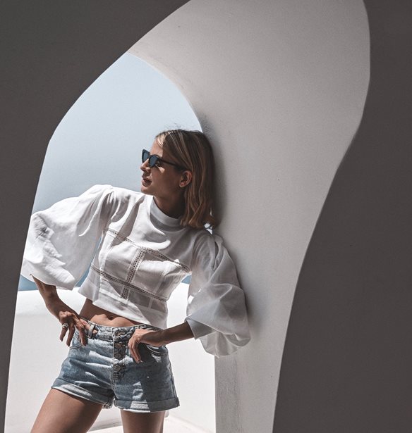 HCC x Liana Camba: &#x39C;&#x3AF;&#x3B1; &#x3BA;&#x3B1;&#x3BB;&#x3BF;&#x3BA;&#x3B1;&#x3B9;&#x3C1;&#x3B9;&#x3BD;&#x3AE; capsule &#x3C3;&#x3C5;&#x3BB;&#x3BB;&#x3BF;&#x3B3;&#x3AE; &#x3C9;&#x3B4;&#x3AE; &#x3C3;&#x3C4;&#x3BF; minimal chic