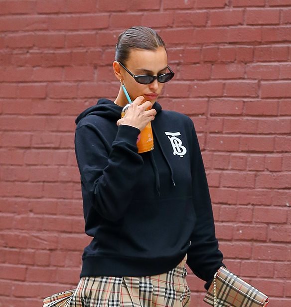 &#x397; Irina Shayk &#x3C6;&#x3CC;&#x3C1;&#x3B5;&#x3C3;&#x3B5; &#x3B4;&#x3CD;&#x3BF; &#x3B1;&#x3C0;&#x3CC; &#x3C4;&#x3B9;&#x3C2; &#x3C0;&#x3B9;&#x3BF; hot &#x3C4;&#x3AC;&#x3C3;&#x3B5;&#x3B9;&#x3C2; &#x3C4;&#x3BF;&#x3C5; &#x3C6;&#x3B5;&#x3C4;&#x3B9;&#x3BD;&#x3BF;&#x3CD; &#x3C7;&#x3B5;&#x3B9;&#x3BC;&#x3CE;&#x3BD;&#x3B1;