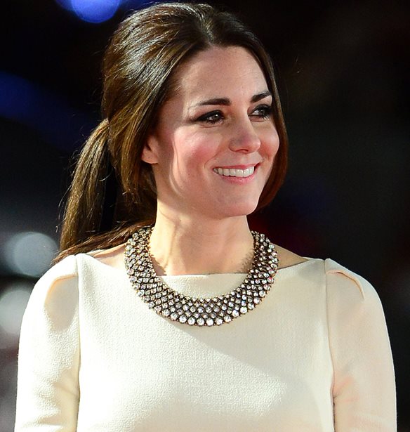 Kate Middleton | &#x3A4;&#x3B9; &#x3C6;&#x3CC;&#x3C1;&#x3B5;&#x3C3;&#x3B5; &#x3C3;&#x3C4;&#x3B1; &#x3B5;&#x3C0;&#x3AF;&#x3C3;&#x3B7;&#x3BC;&#x3B1; &#x3C0;&#x3BF;&#x3C1;&#x3C4;&#x3C1;&#x3AD;&#x3C4;&#x3B1; &#x3B3;&#x3B9;&#x3B1; &#x3C4;&#x3B1; 40&#x3B1; &#x3B3;&#x3B5;&#x3BD;&#x3AD;&#x3B8;&#x3BB;&#x3B9;&#x3AC; &#x3C4;&#x3B7;&#x3C2;