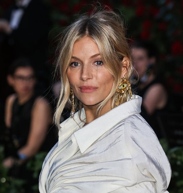 &#x393;&#x3AD;&#x3BD;&#x3BD;&#x3B7;&#x3C3;&#x3B5; &#x3B7; Sienna Miller