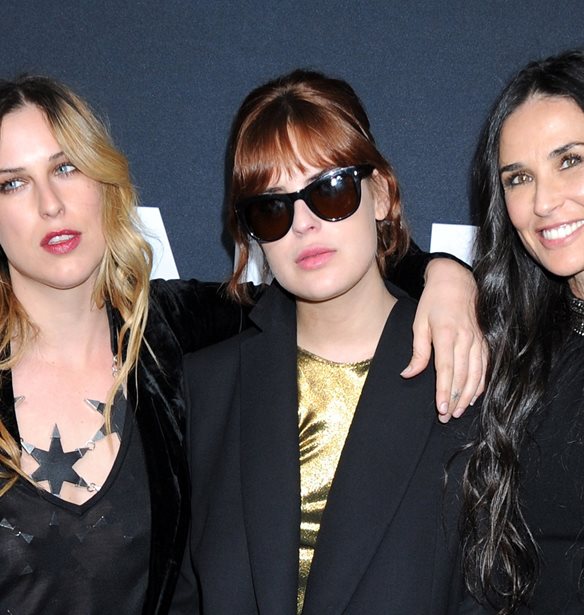 Demi Moore | &#x3A6;&#x3C9;&#x3C4;&#x3BF;&#x3B3;&#x3C1;&#x3B1;&#x3C6;&#x3AF;&#x3B6;&#x3B5;&#x3C4;&#x3B1;&#x3B9; &#x3BC;&#x3B5; &#x3C4;&#x3B9;&#x3C2; &#x3C4;&#x3C1;&#x3B5;&#x3B9;&#x3C2; &#x3BA;&#x3CC;&#x3C1;&#x3B5;&#x3C2; &#x3C4;&#x3B7;&#x3C2; &#x3BC;&#x3B5; &#x3B1;&#x3C3;&#x3BF;&#x3C1;&#x3C4;&#x3AF; &#x3BC;&#x3B1;&#x3B3;&#x3B9;&#x3CC;