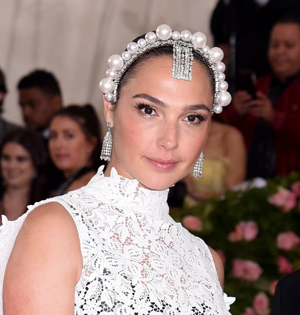 &#x397; Gal Gadot &#x3BA;&#x3B1;&#x3B9; &#x3BF;&#x3B9; &#x3B4;&#x3B9;&#x3AC;&#x3C3;&#x3B7;&#x3BC;&#x3BF;&#x3B9; &#x3C6;&#x3AF;&#x3BB;&#x3BF;&#x3B9; &#x3C4;&#x3B7;&#x3C2; &#x3C4;&#x3C1;&#x3B1;&#x3B3;&#x3BF;&#x3C5;&#x3B4;&#x3BF;&#x3CD;&#x3BD; &#x3C4;&#x3BF; Imagine