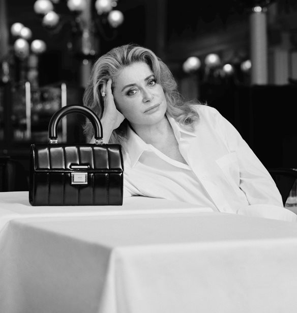 Catherine Deneuve | &#x397; &#x3C4;&#x3C3;&#x3AC;&#x3BD;&#x3C4;&#x3B1; Le D&#xE9;j&#xE0;-Vu &#x3C4;&#x3B7;&#x3C2; AMI &#x3B2;&#x3C1;&#x3AE;&#x3BA;&#x3B5; &#x3C4;&#x3B7; &#x3BC;&#x3BF;&#x3CD;&#x3C3;&#x3B1; &#x3C4;&#x3B7;&#x3C2;