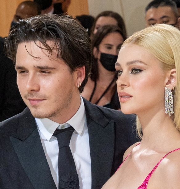 Nicola Peltz | &#x39F;&#x3B9; &#x3BB;&#x3B5;&#x3C0;&#x3C4;&#x3BF;&#x3BC;&#x3AD;&#x3C1;&#x3B5;&#x3B9;&#x3B5;&#x3C2; &#x3B1;&#x3C0;&#x3CC; &#x3C4;&#x3BF; &#x3B5;&#x3BD;&#x3C4;&#x3C5;&#x3C0;&#x3C9;&#x3C3;&#x3B9;&#x3B1;&#x3BA;&#x3CC; Valentino &#x3BD;&#x3C5;&#x3C6;&#x3B9;&#x3BA;&#x3CC; &#x3C4;&#x3B7;&#x3C2;