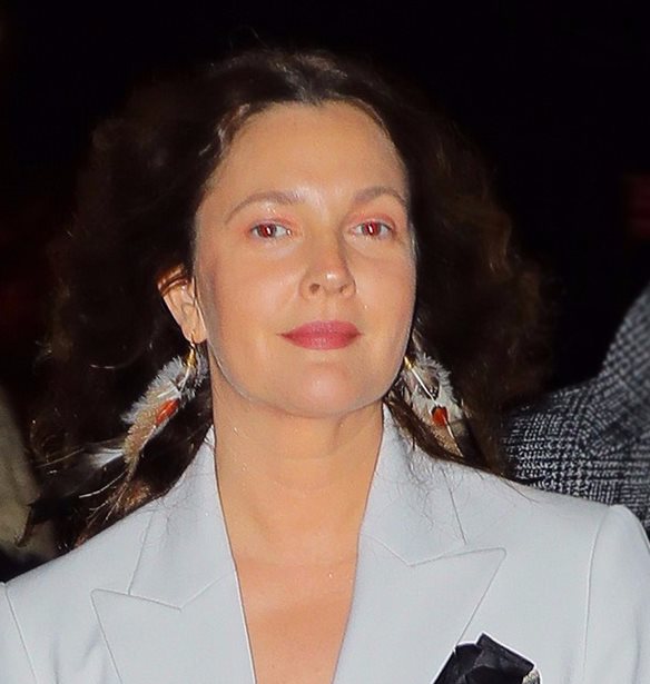 Drew Barrymore | &#x388;&#x3C3;&#x3C4;&#x3B5;&#x3B9;&#x3BB;&#x3B5; &#x3BA;&#x3B1;&#x3C4;&#x3B1;&#x3BB;&#x3AC;&#x3B8;&#x3BF;&#x3C2; &#x3AD;&#x3BD;&#x3B1; &quot;&#x3B7;&#x3BC;&#x3AF;&#x3B3;&#x3C5;&#x3BC;&#x3BD;&#x3BF;&quot; &#x3B2;&#x3AF;&#x3BD;&#x3C4;&#x3B5;&#x3BF; &#x3C4;&#x3B7;&#x3C2; &#x3C3;&#x3B5; 16&#x3C7;&#x3C1;&#x3BF;&#x3BD;&#x3BF;