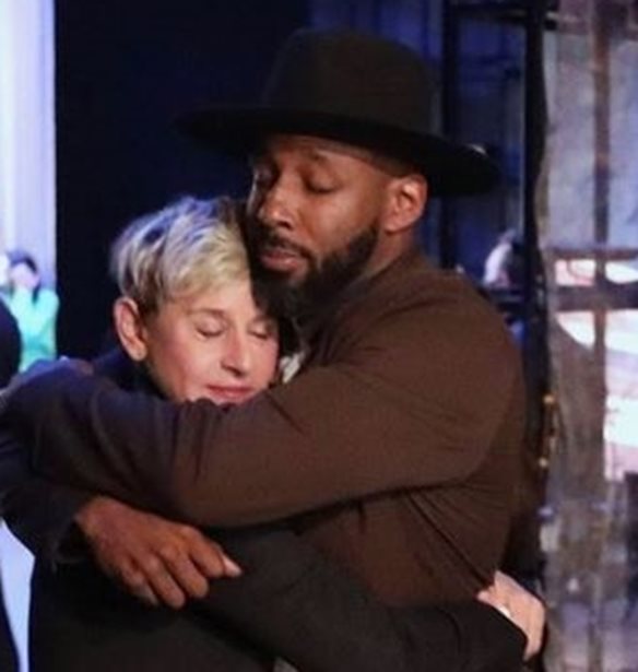 Dj tWitch | &#x3A4;&#x3BF; &#x3C3;&#x3C0;&#x3B1;&#x3C1;&#x3B1;&#x3BA;&#x3C4;&#x3B9;&#x3BA;&#x3CC; &#x3BC;&#x3AE;&#x3BD;&#x3C5;&#x3BC;&#x3B1; &#x3C4;&#x3B7;&#x3C2; Ellen DeGeneres &#x3BA;&#x3B1;&#x3B9; &#x3C4;&#x3BF; &#x3B1;&#x3BD;&#x3C4;&#x3AF;&#x3BF; &#x3C4;&#x3C9;&#x3BD; &#x3B4;&#x3B9;&#x3AC;&#x3C3;&#x3B7;&#x3BC;&#x3C9;&#x3BD; &#x3C4;&#x3BF;&#x3C5; Hollywood