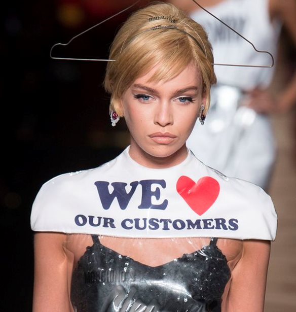 &#x39F; &#x3BF;&#x3AF;&#x3BA;&#x3BF;&#x3C2; Moschino &#x3C3;&#x3C7;&#x3B5;&#x3B4;&#x3AF;&#x3B1;&#x3C3;&#x3B5; &#x3C4;&#x3BF; &#x3C0;&#x3B9;&#x3BF; &#x3B1;&#x3BC;&#x3C6;&#x3B9;&#x3BB;&#x3B5;&#x3B3;&#x3CC;&#x3BC;&#x3B5;&#x3BD;&#x3BF; &#x3C6;&#x3CC;&#x3C1;&#x3B5;&#x3BC;&#x3B1; &#x3C0;&#x3BF;&#x3C5; &#x3B5;&#x3AF;&#x3B4;&#x3B1;&#x3BC;&#x3B5; &#x3C4;&#x3B5;&#x3BB;&#x3B5;&#x3C5;&#x3C4;&#x3B1;&#x3AF;&#x3B1;