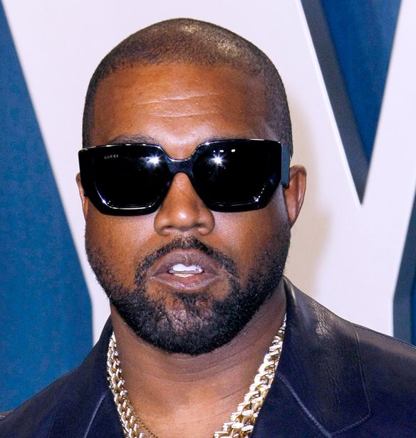 &#x3A4;&#x3B9; &#x3C3;&#x3C5;&#x3BC;&#x3B2;&#x3B1;&#x3AF;&#x3BD;&#x3B5;&#x3B9; &#x3BC;&#x3B5; &#x3C4;&#x3B7; &#x3BC;&#x3AC;&#x3C3;&#x3BA;&#x3B1; Alexander McQueen &#x3C4;&#x3BF;&#x3C5; Kanye West;
