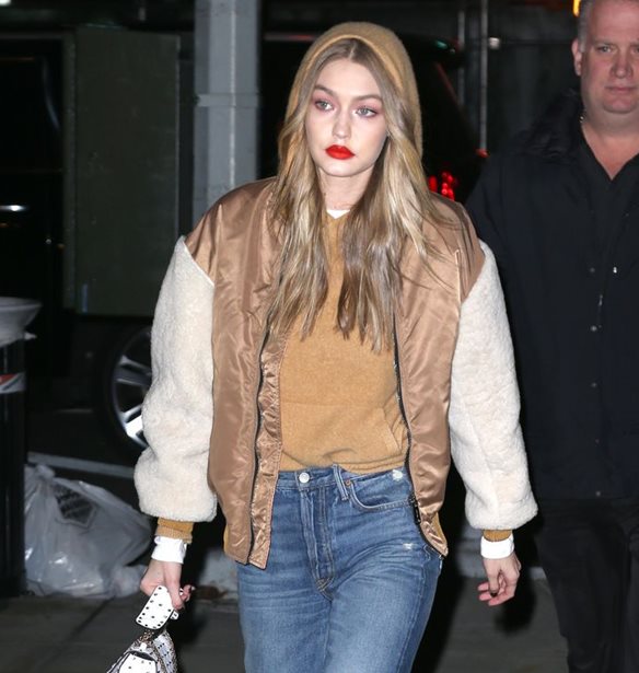 Red on red: &#x397; Gigi Hadid &#x3C4;&#x3BF;&#x3BB;&#x3BC;&#x3AC; &#x3AD;&#x3BD;&#x3B1; &#x3B4;&#x3B9;&#x3B1;&#x3C6;&#x3BF;&#x3C1;&#x3B5;&#x3C4;&#x3B9;&#x3BA;&#x3CC; beauty look