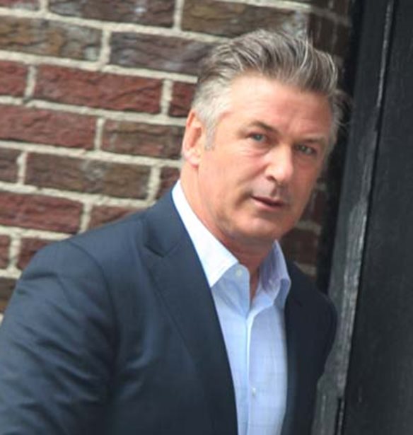 Alec Baldwin | &#x3A4;&#x3BF; &#x3B2;&#x3AF;&#x3BD;&#x3C4;&#x3B5;&#x3BF; &#x3C0;&#x3BF;&#x3C5; &#x3B4;&#x3B5;&#x3AF;&#x3C7;&#x3BD;&#x3B5;&#x3B9; &#x3C4;&#x3BF;&#x3BD; &#x3B7;&#x3B8;&#x3BF;&#x3C0;&#x3BF;&#x3B9;&#x3CC; &#x3BD;&#x3B1; &#x3BA;&#x3C1;&#x3B1;&#x3C4;&#x3AC;&#x3B5;&#x3B9; &#x3C4;&#x3BF; &#x3CC;&#x3C0;&#x3BB;&#x3BF; &#x3C0;&#x3BF;&#x3C5; &#x3C3;&#x3BA;&#x3CC;&#x3C4;&#x3C9;&#x3C3;&#x3B5; &#x3C4;&#x3B7;&#x3BD; &#x3BA;&#x3B9;&#x3BD;&#x3B7;&#x3BC;&#x3B1;&#x3C4;&#x3BF;&#x3B3;&#x3C1;&#x3B1;&#x3C6;&#x3AF;&#x3C3;&#x3C4;&#x3C1;&#x3B9;&#x3B1; Halyna Hutchins