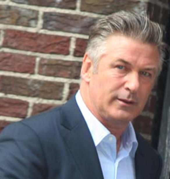 &#x39F; Alec Baldwin &#x3B1;&#x3BD;&#x3B1;&#x3BA;&#x3BF;&#x3AF;&#x3BD;&#x3C9;&#x3C3;&#x3B5; &#x3C4;&#x3BF;&#x3BD; &#x3B8;&#x3AC;&#x3BD;&#x3B1;&#x3C4;&#x3BF; &#x3C4;&#x3B7;&#x3C2; &#x3BC;&#x3B7;&#x3C4;&#x3AD;&#x3C1;&#x3B1;&#x3C2; &#x3C4;&#x3BF;&#x3C5;, Carol