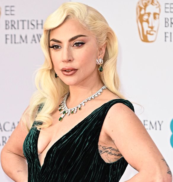 Lady Gaga | &#x3A4;&#x3BF; &#x3C6;&#x3B9;&#x3BB;&#x3AF; &#x3C3;&#x3C4;&#x3BF;&#x3BD; Tom Cruise &#x3C3;&#x3C4;&#x3B1; &#x3C0;&#x3B1;&#x3C1;&#x3B1;&#x3C3;&#x3BA;&#x3AE;&#x3BD;&#x3B9;&#x3B1; &#x3C4;&#x3B7;&#x3C2; &#x3C3;&#x3C5;&#x3BD;&#x3B1;&#x3C5;&#x3BB;&#x3AF;&#x3B1;&#x3C2; &#x3C4;&#x3B7;&#x3C2;