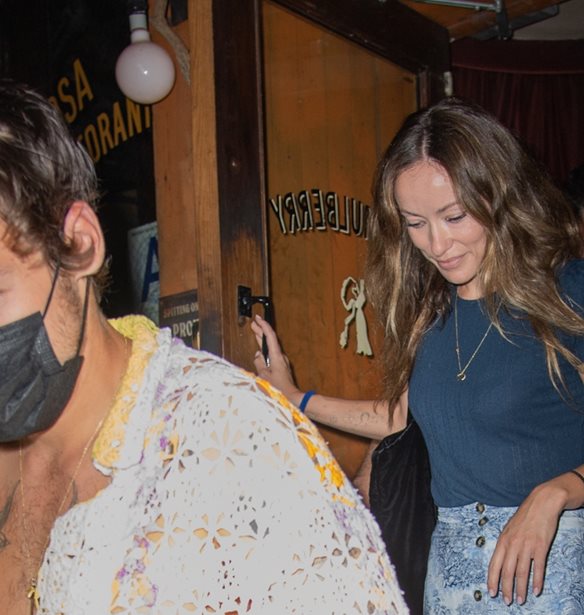 Olivia Wilde | &#x3A4;&#x3B9; &#x3AD;&#x3BA;&#x3B1;&#x3BD;&#x3B5; &#x3B7; &#x3B7;&#x3B8;&#x3BF;&#x3C0;&#x3BF;&#x3B9;&#x3CC;&#x3C2; &#x3CC;&#x3C4;&#x3B1;&#x3BD; &#x3BA;&#x3C5;&#x3BA;&#x3BB;&#x3BF;&#x3C6;&#x3CC;&#x3C1;&#x3B7;&#x3C3;&#x3B1;&#x3BD; &#x3BF;&#x3B9; &#x3C6;&#x3C9;&#x3C4;&#x3BF;&#x3B3;&#x3C1;&#x3B1;&#x3C6;&#x3AF;&#x3B5;&#x3C2; &#x3C4;&#x3BF;&#x3C5; Harry Styles &#x3BC;&#x3B5; &#x3C4;&#x3B7;&#x3BD; Emily Ratajkowski