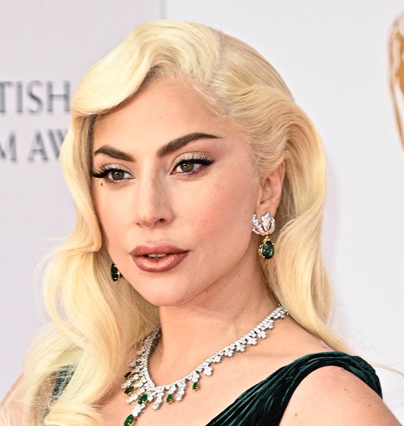 Lady Gaga | &#x3A0;&#x3B1;&#x3BD;&#x3C4;&#x3C1;&#x3B5;&#x3CD;&#x3B5;&#x3C4;&#x3B1;&#x3B9;;
