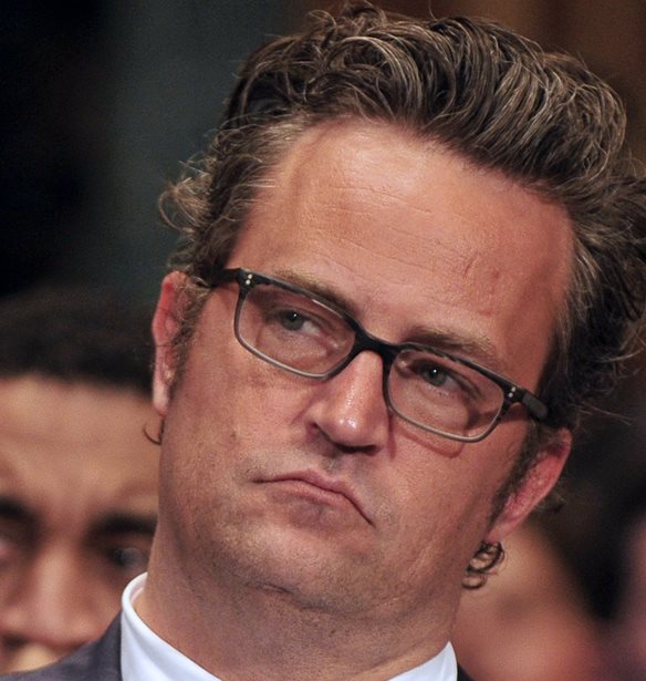 Matthew Perry | &#x397; &#x3C3;&#x3C0;&#x3B1;&#x3C1;&#x3B1;&#x3BA;&#x3C4;&#x3B9;&#x3BA;&#x3AE; &#x3B9;&#x3C3;&#x3C4;&#x3BF;&#x3C1;&#x3AF;&#x3B1; &#x3C0;&#x3AF;&#x3C3;&#x3C9; &#x3B1;&#x3C0;&#x3CC; &#x3C4;&#x3BF; &#x3C4;&#x3C1;&#x3B1;&#x3B3;&#x3BF;&#x3CD;&#x3B4;&#x3B9; &#x3C0;&#x3BF;&#x3C5; &#x3B1;&#x3BA;&#x3BF;&#x3CD;&#x3C3;&#x3C4;&#x3B7;&#x3BA;&#x3B5; &#x3C3;&#x3C4;&#x3B7;&#x3BD; &#x3BA;&#x3B7;&#x3B4;&#x3B5;&#x3AF;&#x3B1; &#x3C4;&#x3BF;&#x3C5;