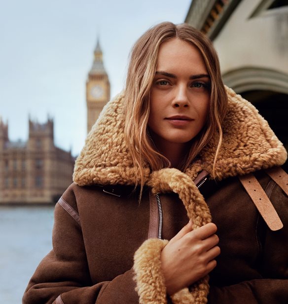&#x397; Olivia Colman &#x3BA;&#x3B1;&#x3B9; &#x3B7; Cara Delevingne &#x3C0;&#x3C1;&#x3C9;&#x3C4;&#x3B1;&#x3B3;&#x3C9;&#x3BD;&#x3B9;&#x3C3;&#x3C4;&#x3BF;&#x3CD;&#x3BD; &#x3C3;&#x3C4;&#x3B7; &#x3BD;&#x3AD;&#x3B1; &#x3BA;&#x3B1;&#x3BC;&#x3C0;&#x3AC;&#x3BD;&#x3B9;&#x3B1; &#x3C4;&#x3BF;&#x3C5; &#x3BF;&#x3AF;&#x3BA;&#x3BF;&#x3C5; Burberry