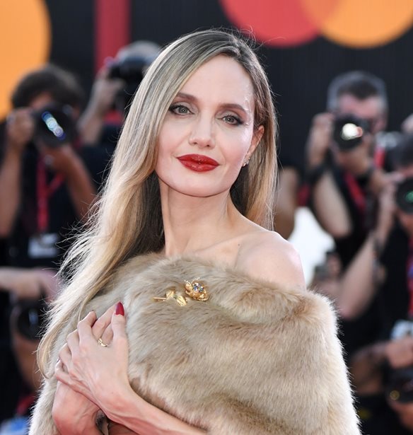 Angelina Jolie | &#x394;&#x3B1;&#x3BA;&#x3C1;&#x3CD;&#x3B6;&#x3B5;&#x3B9; &#x3BC;&#x3B5;&#x3C4;&#x3AC; &#x3C4;&#x3B7;&#x3BD; &#x3C0;&#x3C1;&#x3B5;&#x3BC;&#x3B9;&#x3AD;&#x3C1;&#x3B1; &#x3C4;&#x3B7;&#x3C2; &#x3C4;&#x3B1;&#x3B9;&#x3BD;&#x3AF;&#x3B1;&#x3C2; &#x3C4;&#x3B7;&#x3C2; &#x3C3;&#x3C4;&#x3BF; 81&#x3BF; &#x3A6;&#x3B5;&#x3C3;&#x3C4;&#x3B9;&#x3B2;&#x3AC;&#x3BB; &#x392;&#x3B5;&#x3BD;&#x3B5;&#x3C4;&#x3AF;&#x3B1;&#x3C2; (&#x3B2;&#x3AF;&#x3BD;&#x3C4;&#x3B5;&#x3BF;)