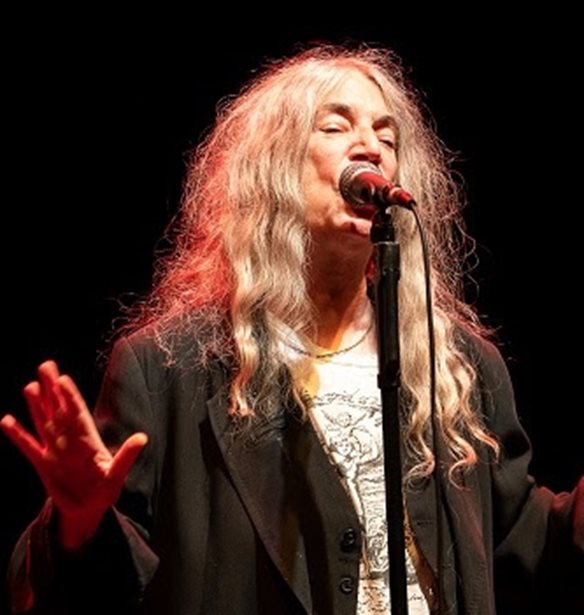 &#x397; Patti Smith &#x3AD;&#x3C1;&#x3C7;&#x3B5;&#x3C4;&#x3B1;&#x3B9; &#x3C3;&#x3C4;&#x3B7;&#x3BD; &#x391;&#x3B8;&#x3AE;&#x3BD;&#x3B1; &#x3B3;&#x3B9;&#x3B1; &#x3BC;&#x3AF;&#x3B1; &#x3BC;&#x3CC;&#x3BD;&#x3BF; &#x3B2;&#x3C1;&#x3B1;&#x3B4;&#x3B9;&#x3AC;