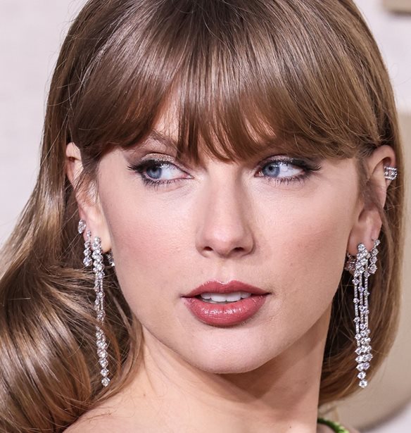 Taylor Swift | &#x3A4;&#x3BF; &#x3B1;&#x3BE;&#x3B5;&#x3C3;&#x3BF;&#x3C5;&#x3AC;&#x3C1; &#x3C4;&#x3BF;&#x3C5; Travis Kelce &#x3C0;&#x3BF;&#x3C5; &#x3C6;&#x3BF;&#x3C1;&#x3AC;&#x3B5;&#x3B9; &#x3C3;&#x3C4;&#x3B9;&#x3C2; &#x3B5;&#x3BC;&#x3C6;&#x3B1;&#x3BD;&#x3AF;&#x3C3;&#x3B5;&#x3B9;&#x3C2; &#x3C4;&#x3B7;&#x3C2;