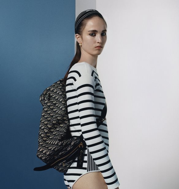 D-Journey | &#x39F; &#x3BF;&#x3AF;&#x3BA;&#x3BF;&#x3C2; Dior &#x3C0;&#x3B1;&#x3C1;&#x3BF;&#x3C5;&#x3C3;&#x3B9;&#x3AC;&#x3B6;&#x3B5;&#x3B9; &#x3C4;&#x3B7; &#x3BD;&#x3AD;&#x3B1; it-bag