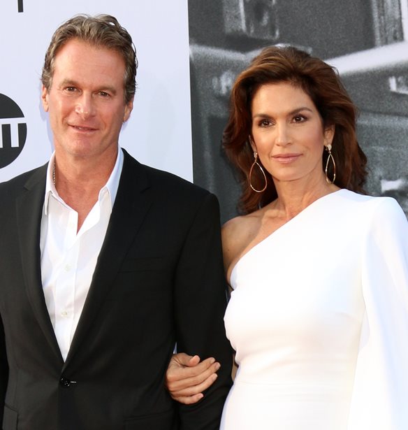 Cindy Crawford | &#x393;&#x3B9;&#x3CC;&#x3C1;&#x3C4;&#x3B1;&#x3C3;&#x3B5; &#x3C4;&#x3B7;&#x3BD; &#x3B5;&#x3C0;&#x3AD;&#x3C4;&#x3B5;&#x3B9;&#x3BF; &#x3C4;&#x3BF;&#x3C5; &#x3B3;&#x3AC;&#x3BC;&#x3BF;&#x3C5; &#x3C4;&#x3B7;&#x3C2; &#x3BC;&#x3B5; &#x3BC;&#x3B9;&#x3B1; &#x3B1;&#x3B4;&#x3B7;&#x3BC;&#x3BF;&#x3C3;&#x3AF;&#x3B5;&#x3C5;&#x3C4;&#x3B7; &#x3C6;&#x3C9;&#x3C4;&#x3BF;&#x3B3;&#x3C1;&#x3B1;&#x3C6;&#x3AF;&#x3B1; &#x3BC;&#x3B5; &#x3C4;&#x3BF; &#x3BD;&#x3C5;&#x3C6;&#x3B9;&#x3BA;&#x3CC; &#x3C4;&#x3B7;&#x3C2;