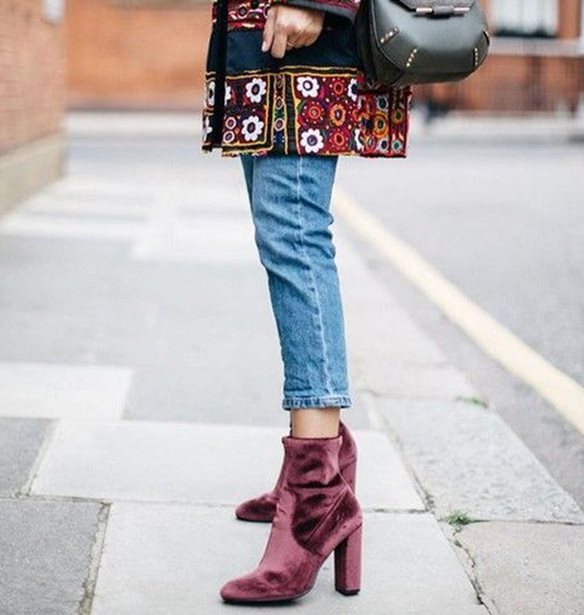 Βελούδινα μποτάκια:Τα πιο stylish παπούτσια της σεζόν φοριούνται σε έντονα χρώματα