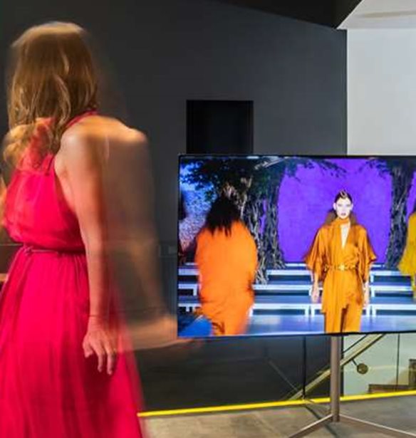 &#x397; &#x3BA;&#x3BF;&#x3C1;&#x3C5;&#x3C6;&#x3B1;&#x3AF;&#x3B1; &#x3B1;&#x3B9;&#x3C3;&#x3B8;&#x3B7;&#x3C4;&#x3B9;&#x3BA;&#x3AE; &#x3C4;&#x3B7;&#x3C2; LG Gallery OLED TV &#x3C3;&#x3C5;&#x3BD;&#x3B1;&#x3BD;&#x3C4;&#x3AC; &#x3C4;&#x3B7; &#x3B4;&#x3B7;&#x3BC;&#x3B9;&#x3BF;&#x3C5;&#x3C1;&#x3B3;&#x3B9;&#x3BA;&#x3CC;&#x3C4;&#x3B7;&#x3C4;&#x3B1; &#x3C4;&#x3BF;&#x3C5; &#x3A3;&#x3C4;&#x3AD;&#x3BB;&#x3B9;&#x3BF;&#x3C5; &#x39A;&#x3BF;&#x3C5;&#x3B4;&#x3BF;&#x3C5;&#x3BD;&#x3AC;&#x3C1;&#x3B7; &#x3BA;&#x3B1;&#x3B9; &#x3C4;&#x3B7; &#x3C6;&#x3B9;&#x3BD;&#x3AD;&#x3C4;&#x3C3;&#x3B1; &#x3C4;&#x3B7;&#x3C2; &#x395;&#x3BB;&#x3B9;&#x3AC;&#x3BD;&#x3B1;&#x3C2; &#x3A7;&#x3C1;&#x3C5;&#x3C3;&#x3B9;&#x3BA;&#x3BF;&#x3C0;&#x3BF;&#x3CD;&#x3BB;&#x3BF;&#x3C5;