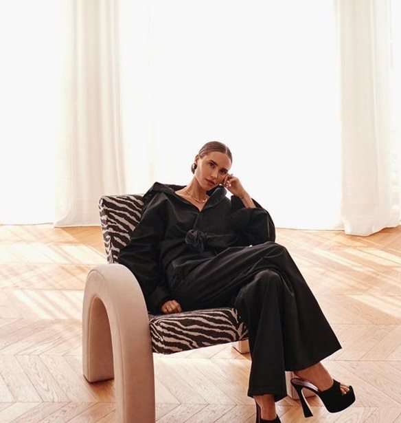 M&#x3AD;&#x3C3;&#x3B1; &#x3C3;&#x3C4;&#x3BF; &#x3B5;&#x3BA;&#x3C0;&#x3BB;&#x3B7;&#x3BA;&#x3C4;&#x3B9;&#x3BA;&#x3CC; &#x3C3;&#x3BA;&#x3B1;&#x3BD;&#x3B4;&#x3B9;&#x3BD;&#x3B1;&#x3B2;&#x3B9;&#x3BA;&#x3CC; &#x3C3;&#x3C0;&#x3AF;&#x3C4;&#x3B9; &#x3C4;&#x3B7;&#x3C2; mega influencer &#x3BA;&#x3B1;&#x3B9; &#x3C3;&#x3C4;&#x3C5;&#x3BB;&#x3AF;&#x3C3;&#x3C4;&#x3C1;&#x3B9;&#x3B1;&#x3C2;  Pernille Teisbaek