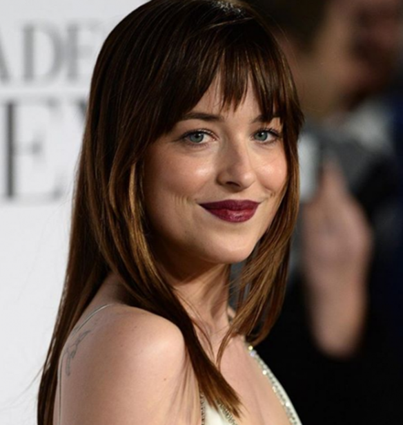 Dakota Johnson: &#x393;&#x3B9;&#x3B1;&#x3C4;&#x3AF; &#x3C7;&#x3C1;&#x3B5;&#x3B9;&#x3AC;&#x3C3;&#x3C4;&#x3B7;&#x3BA;&#x3B5; &#x3B8;&#x3B5;&#x3C1;&#x3B1;&#x3C0;&#x3B5;&#x3AF;&#x3B1; &#x3BC;&#x3B5;&#x3C4;&#x3AC; &#x3C4;&#x3B7; &#x3BD;&#x3AD;&#x3B1; &#x3C4;&#x3B1;&#x3B9;&#x3BD;&#x3AF;&#x3B1; &#x3C4;&#x3B7;&#x3C2;;