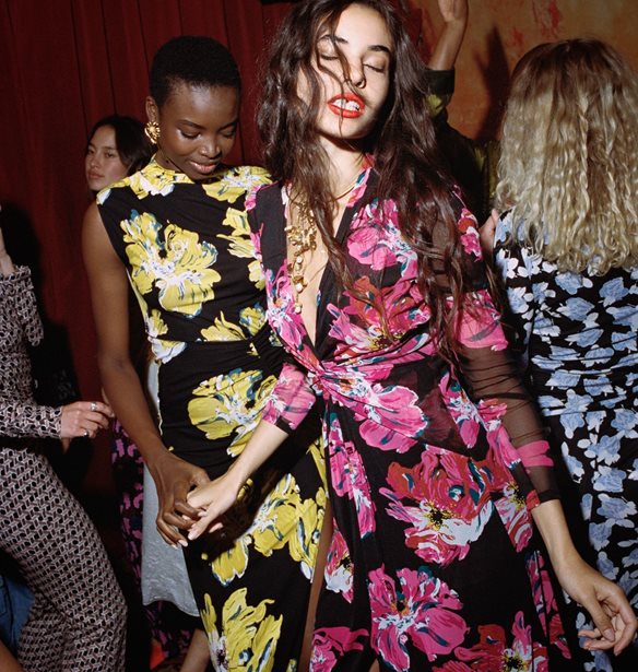 &#x397; &#x3C3;&#x3C5;&#x3BB;&#x3BB;&#x3BF;&#x3B3;&#x3AE; Fall 23 &#x3C4;&#x3B7;&#x3C2; Diane Von Furstenberg &#x3BC;&#x3BF;&#x3B9;&#x3AC;&#x3B6;&#x3B5;&#x3B9; &#x3B2;&#x3B3;&#x3B1;&#x3BB;&#x3BC;&#x3AD;&#x3BD;&#x3B7; &#x3B1;&#x3C0;&#x3CC; &#x3C4;&#x3B1;&#x3B9;&#x3BD;&#x3AF;&#x3B1; &#x3C4;&#x3BF;&#x3C5; Hollywood