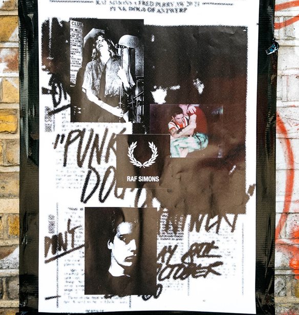 Fred Perry &#x3BA;&#x3B1;&#x3B9; Raf Simons &#x3B1;&#x3C0;&#x3BF;&#x3C4;&#x3AF;&#x3BF;&#x3C5;&#x3BD; &#x3C6;&#x3CC;&#x3C1;&#x3BF; &#x3C4;&#x3B9;&#x3BC;&#x3AE;&#x3C2; &#x3C3;&#x3B5; &#x3B8;&#x3C1;&#x3C5;&#x3BB;&#x3B9;&#x3BA;&#x3CC; &#x3BA;&#x3BB;&#x3B1;&#x3BC;&#x3C0; &#x3C4;&#x3BF;&#x3C5; &#x39B;&#x3BF;&#x3BD;&#x3B4;&#x3AF;&#x3BD;&#x3BF;&#x3C5;