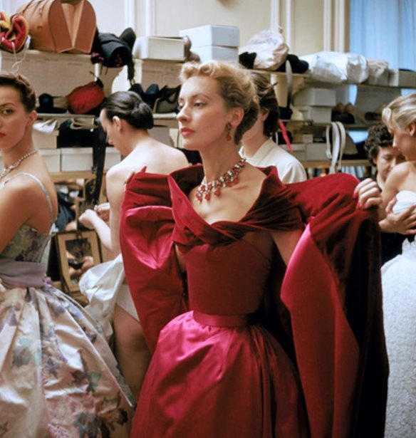 Η επιτομή της κομψότητας: Backstage στιγμιότυπα του οίκου Balmain από το 1954