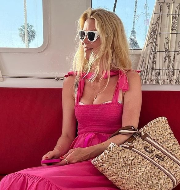 H Claudia Schiffer &#x3BA;&#x3AC;&#x3BD;&#x3B5;&#x3B9; &#x3B4;&#x3B9;&#x3B1;&#x3BA;&#x3BF;&#x3C0;&#x3AD;&#x3C2; &#x3C3;&#x3C4;&#x3B7;&#x3BD; &#x391;&#x3BD;&#x3C4;&#x3AF;&#x3C0;&#x3B1;&#x3C1;&#x3BF;