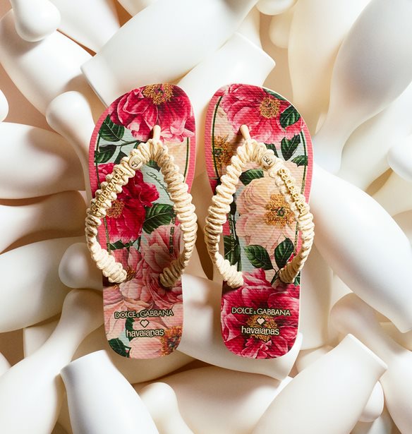 &#x397; havaianas &#x3BA;&#x3B1;&#x3B9; &#x3B7; Dolce&amp;Gabbana &#x3C0;&#x3B1;&#x3C1;&#x3BF;&#x3C5;&#x3C3;&#x3B9;&#x3AC;&#x3B6;&#x3BF;&#x3C5;&#x3BD; &#x3C4;&#x3B7; &#x3B4;&#x3B5;&#x3CD;&#x3C4;&#x3B5;&#x3C1;&#x3B7; &#x3C3;&#x3C5;&#x3BB;&#x3BB;&#x3BF;&#x3B3;&#x3AE; &#x3C4;&#x3BF;&#x3C5;&#x3C2;