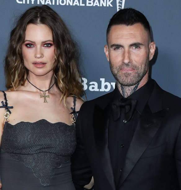 Adam Levine | &#x391;&#x3BA;&#x3CC;&#x3BC;&#x3B1; 4 &#x3B3;&#x3C5;&#x3BD;&#x3B1;&#x3AF;&#x3BA;&#x3B5;&#x3C2; &#x3B1;&#x3C0;&#x3BF;&#x3BA;&#x3B1;&#x3BB;&#x3CD;&#x3C0;&#x3C4;&#x3BF;&#x3C5;&#x3BD; &#x3C4;&#x3B1; &#x3B1;&#x3BA;&#x3B1;&#x3C4;&#x3AC;&#x3BB;&#x3BB;&#x3B7;&#x3BB;&#x3B1; &#x3BC;&#x3B7;&#x3BD;&#x3CD;&#x3BC;&#x3B1;&#x3C4;&#x3B1; &#x3C0;&#x3BF;&#x3C5; &#x3C4;&#x3BF;&#x3C5;&#x3C2; &#x3AD;&#x3C3;&#x3C4;&#x3B5;&#x3BB;&#x3BD;&#x3B5;