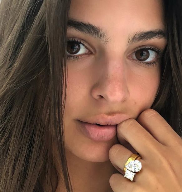 &#x397; Emily Ratajkowski &#x3B1;&#x3C0;&#x3BF;&#x3BA;&#x3AC;&#x3BB;&#x3C5;&#x3C8;&#x3B5; &#x3C4;&#x3B9; &#x3AD;&#x3BA;&#x3B1;&#x3BD;&#x3B5; &#x3C4;&#x3B7; &#x3B2;&#x3AD;&#x3C1;&#x3B1; &#x3C4;&#x3B7;&#x3C2; &#x3BC;&#x3B5;&#x3C4;&#x3AC; &#x3C4;&#x3BF; &#x3B4;&#x3B9;&#x3B1;&#x3B6;&#x3CD;&#x3B3;&#x3B9;&#x3CC; &#x3C4;&#x3B7;&#x3C2;