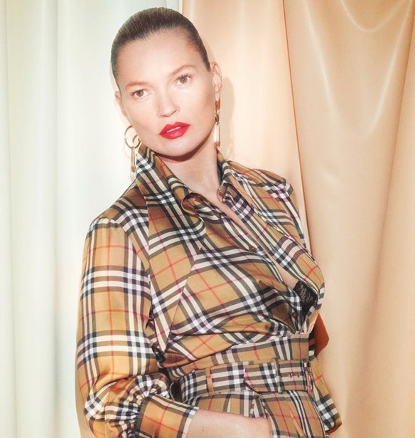 &#x397; Kate Moss &#x3C0;&#x3C1;&#x3C9;&#x3C4;&#x3B1;&#x3B3;&#x3C9;&#x3BD;&#x3B9;&#x3C3;&#x3C4;&#x3B5;&#x3AF; &#x3C3;&#x3C4;&#x3B7;&#x3BD; &#x3BD;&#x3AD;&#x3B1; &#x3BA;&#x3B1;&#x3BC;&#x3C0;&#x3AC;&#x3BD;&#x3B9;&#x3B1; &#x3C4;&#x3C9;&#x3BD; Vivienne Westwood &#x3BA;&#x3B1;&#x3B9; Burberry