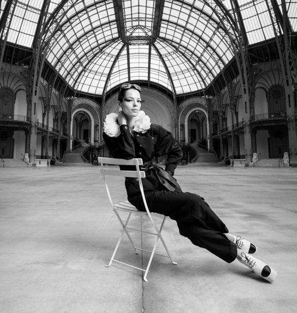 &#x397; Nigina Sharipova &#x3C0;&#x3C1;&#x3C9;&#x3C4;&#x3B1;&#x3B3;&#x3C9;&#x3BD;&#x3B9;&#x3C3;&#x3C4;&#x3B5;&#x3AF; &#x3C3;&#x3C4;&#x3BF; teaser &#x3C4;&#x3BF;&#x3C5; &#x3BF;&#x3AF;&#x3BA;&#x3BF;&#x3C5; Chanel &#x3B3;&#x3B9;&#x3B1; &#x3C4;&#x3B7;&#x3BD; SS25 &#x3C3;&#x3C5;&#x3BB;&#x3BB;&#x3BF;&#x3B3;&#x3AE;