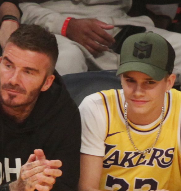 &#x39F; David Beckham &#x3B2;&#x3AC;&#x3C6;&#x3B5;&#x3B9; &#x3C4;&#x3B1; &#x3BC;&#x3B1;&#x3BB;&#x3BB;&#x3B9;&#x3AC; &#x3C4;&#x3BF;&#x3C5; &#x3BA;&#x3B1;&#x3B9; &#x3B5;&#x3AF;&#x3BD;&#x3B1;&#x3B9; &#x3AF;&#x3B4;&#x3B9;&#x3BF;&#x3C2; &#x3BC;&#x3B5; &#x3C4;&#x3BF;&#x3BD; &#x3B3;&#x3B9;&#x3BF; &#x3C4;&#x3BF;&#x3C5;