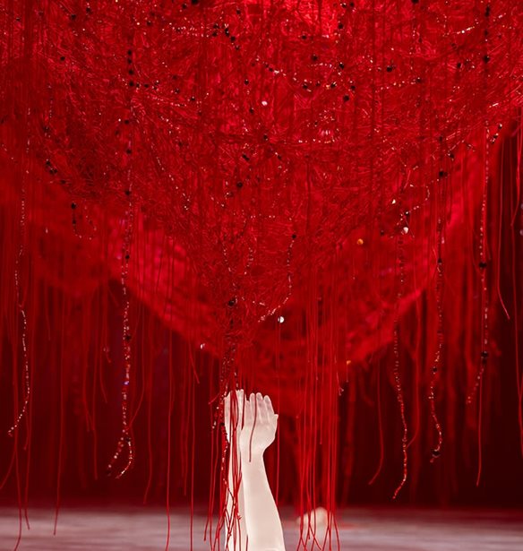 Crystallizing Identity | H Madame Figaro &#x3BC;&#x3C0;&#x3AE;&#x3BA;&#x3B5; &#x3C0;&#x3C1;&#x3CE;&#x3C4;&#x3B7; &#x3C3;&#x3C4;&#x3BF; &#x3BD;&#x3AD;&#x3BF; Chamber of Wonder &#x3C4;&#x3B7;&#x3C2; Swarovski