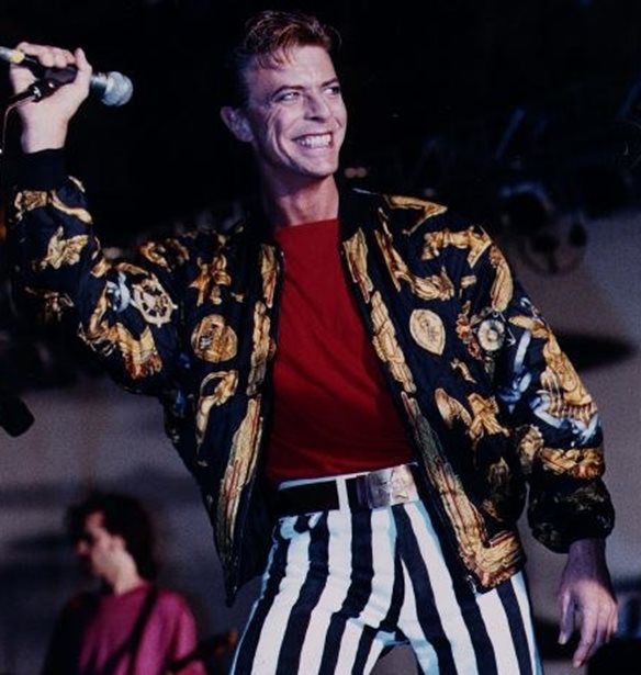 &#x397; Vans &#x3B1;&#x3C0;&#x3BF;&#x3C4;&#x3AF;&#x3B5;&#x3B9; &#x3C6;&#x3CC;&#x3C1;&#x3BF; &#x3C4;&#x3B9;&#x3BC;&#x3AE;&#x3C2; &#x3C3;&#x3C4;&#x3BF;&#x3BD; David Bowie