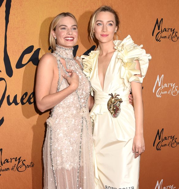 &#x39F;&#x3B9; Margot Robbie &amp; Saoirse Ronan &#x3AD;&#x3BA;&#x3B1;&#x3BD;&#x3B1;&#x3BD; &#x3C4;&#x3B7;&#x3BD; &#x3BA;&#x3B1;&#x3BB;&#x3CD;&#x3C4;&#x3B5;&#x3C1;&#x3B7; &#x3B5;&#x3BC;&#x3C6;&#x3AC;&#x3BD;&#x3B9;&#x3C3;&#x3B7; &#x3C3;&#x3C4;&#x3BF; red carpet &#x3B3;&#x3B9;&#x3B1; &#x3C6;&#x3AD;&#x3C4;&#x3BF;&#x3C2;