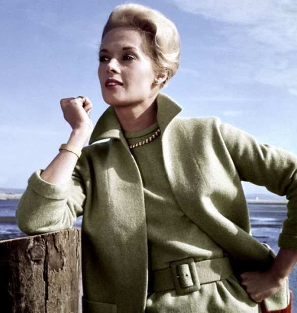 &#x397; Tippi Hedren &#x3B8;&#x3C5;&#x3BC;&#x3AC;&#x3C4;&#x3B1;&#x3B9; &#x3C4;&#x3B1; &#x3B3;&#x3C5;&#x3C1;&#x3AF;&#x3C3;&#x3BC;&#x3B1;&#x3C4;&#x3B1; &#x3C4;&#x3BF;&#x3C5; The Birds &#x3BC;&#x3B5; &#x3C4;&#x3BF;&#x3BD; Alfred Hitchcock